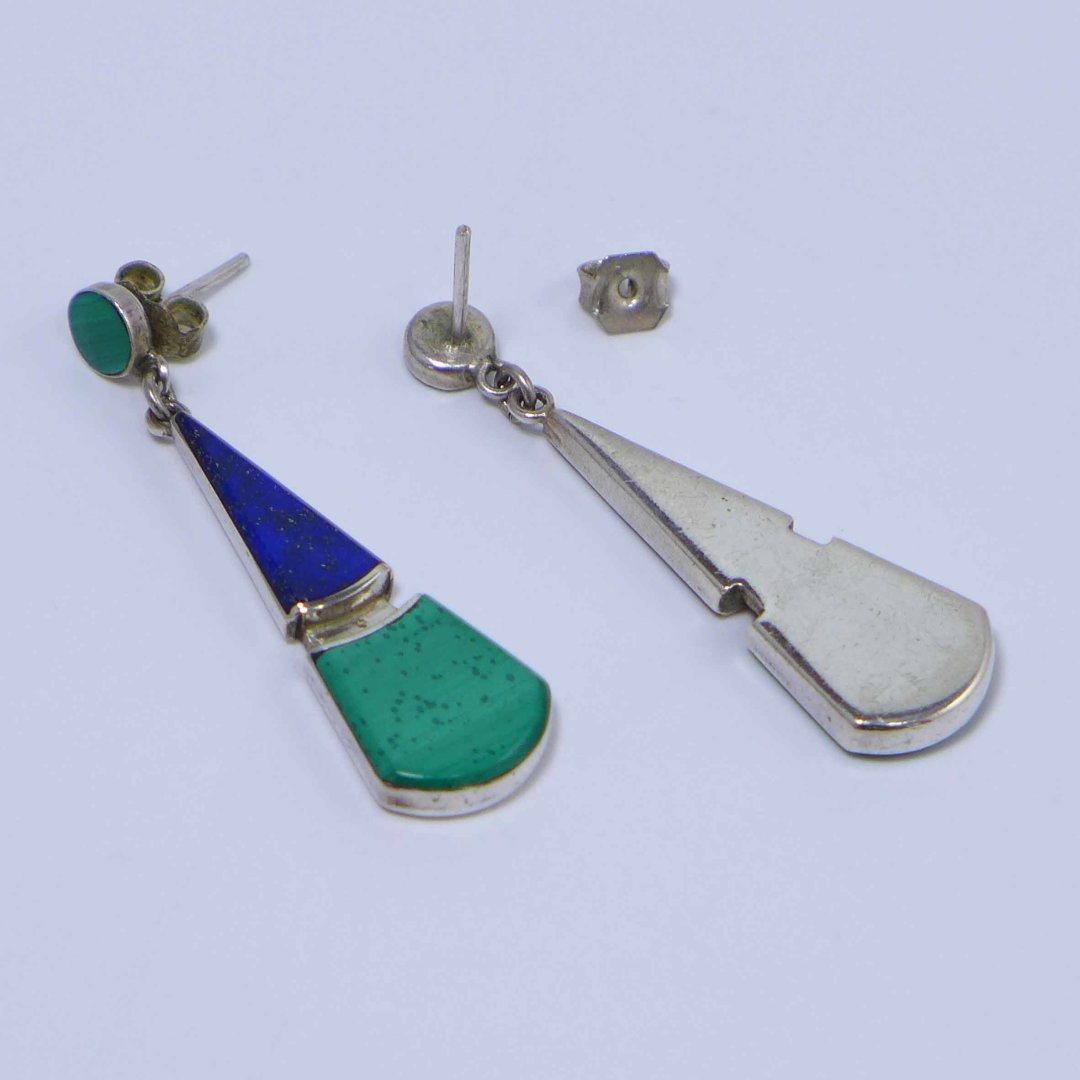 Hanging stud earrings with malachite and lapis lazuli