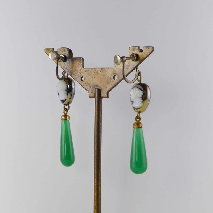 Art nouveau ear screw with glass jambs and green pampels