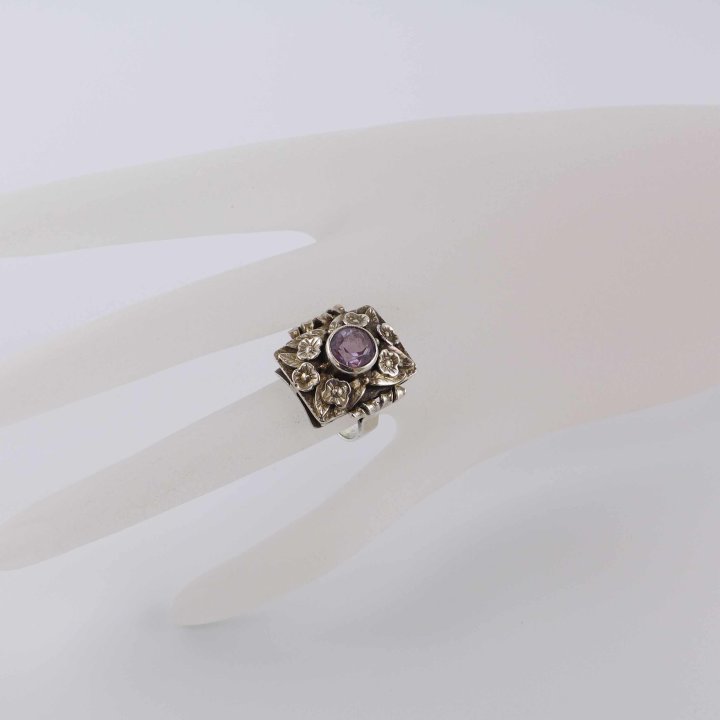 Silver ring with flowers and amethyst