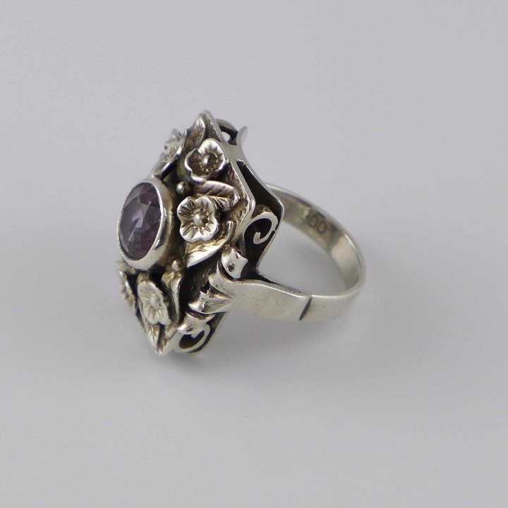 Silver ring with flowers and amethyst