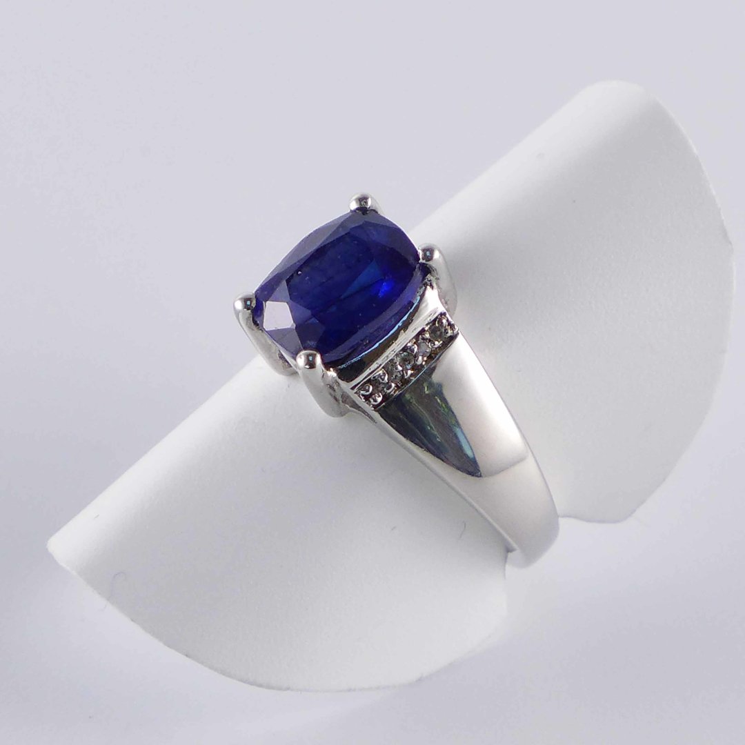 Harry Ivens - Ring with sapphire