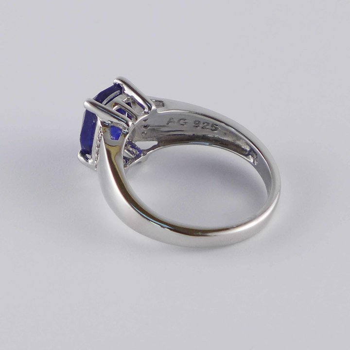 Harry Ivens - Ring with sapphire