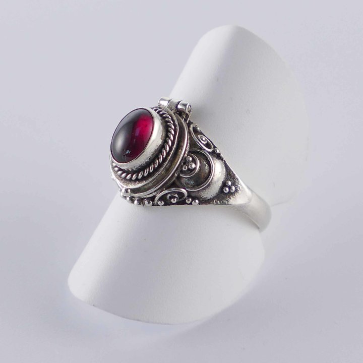 Poison ring with garnet