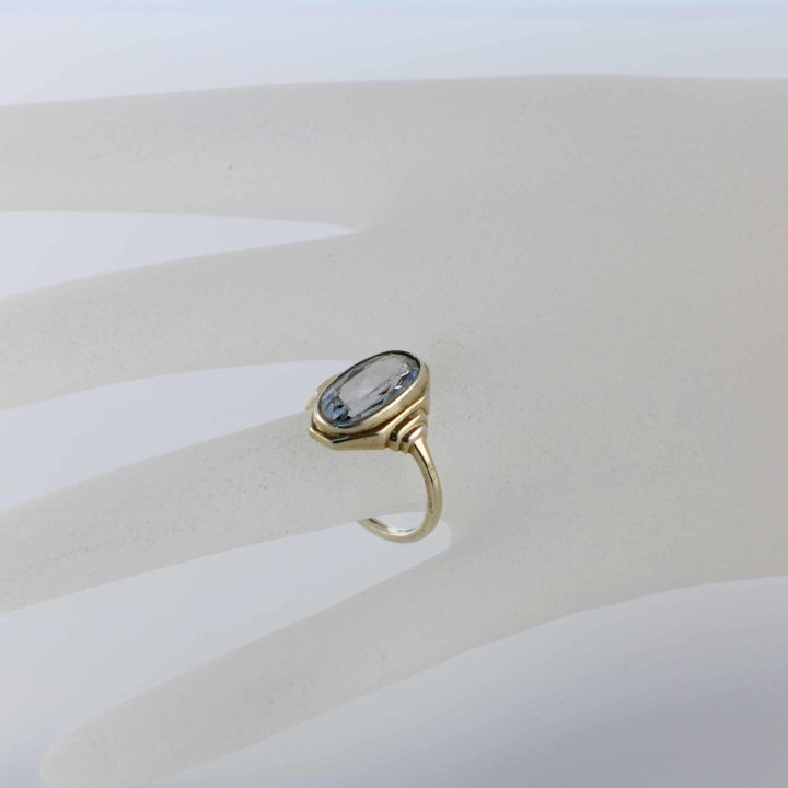 Vergoldeter Art Déco Ring mit aquamarinfarbenem Stein
