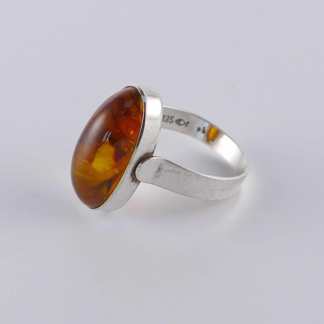 Fischland - Ring with oval amber