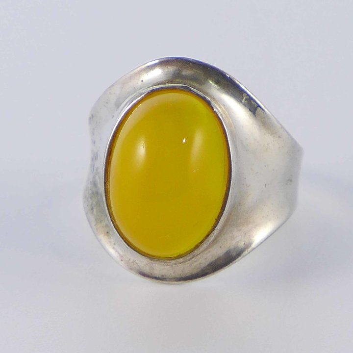 Ring with butterscotch amber in silver