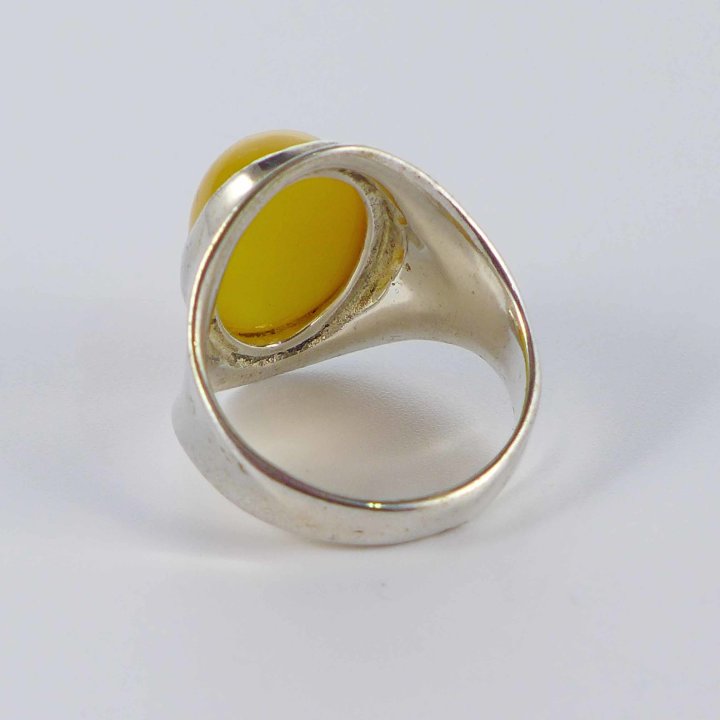 Ring with butterscotch amber in silver