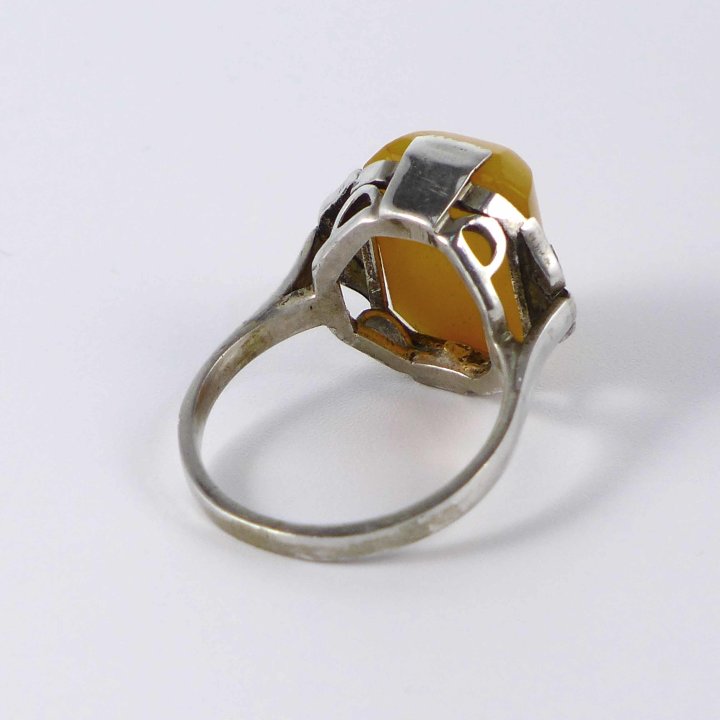 Ring mit Butterscotchbernstein aus dem Art Déco