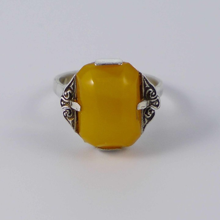 Ring with butterscotch amber from Art Deco