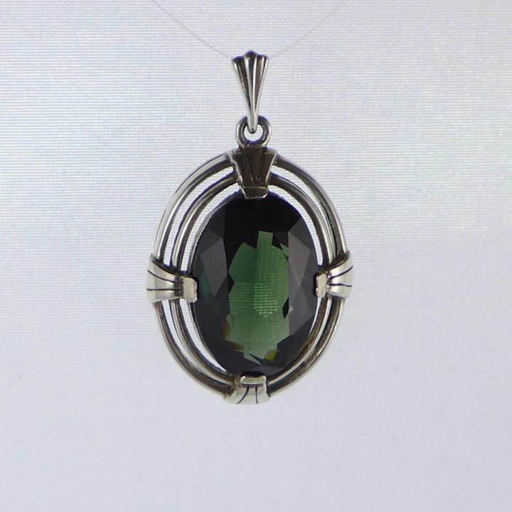 Oval pendant with bottle green stone