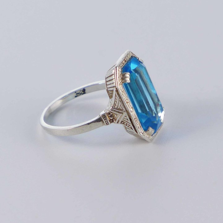 Silver ring with turquoise crystal glass