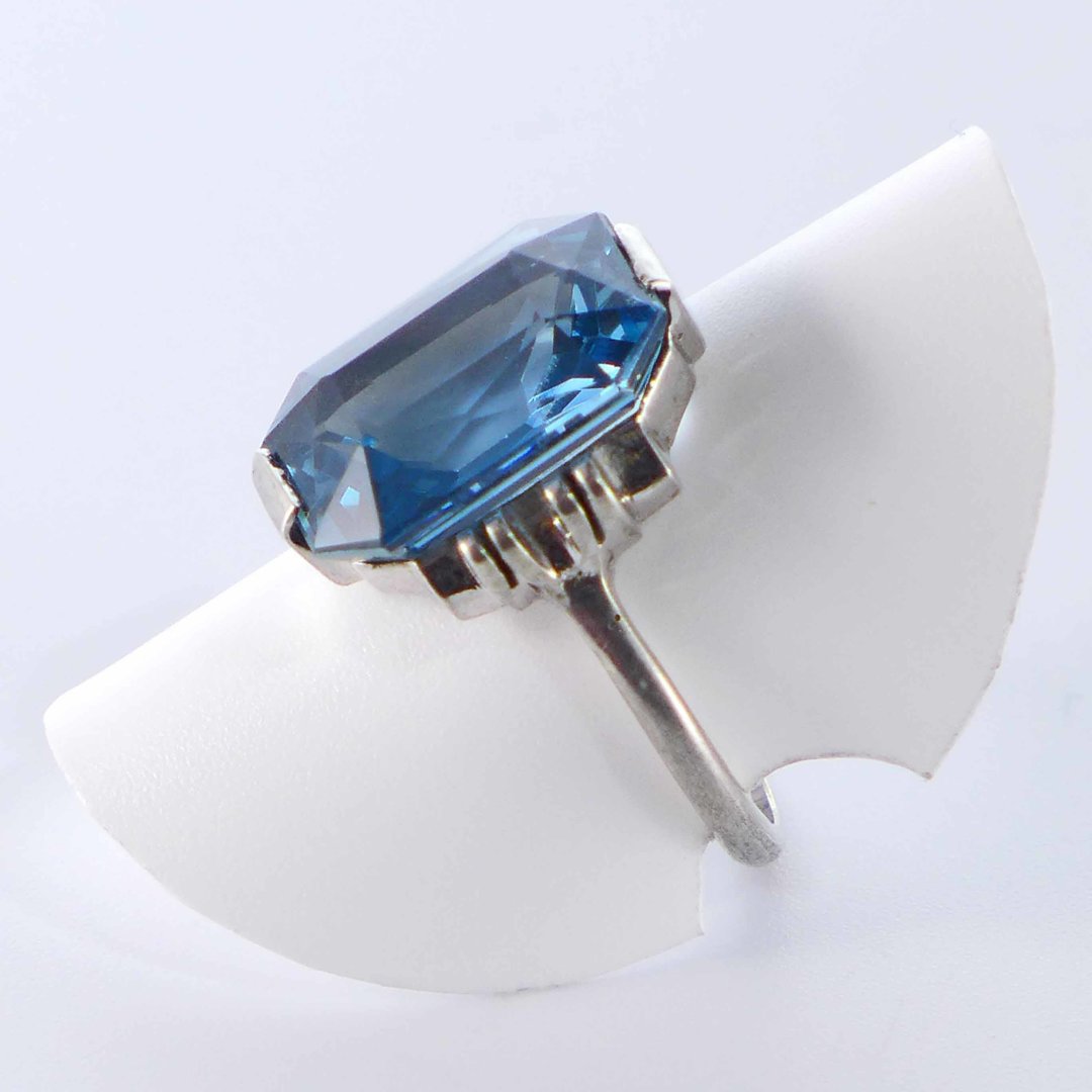 Technischer Silberring mit hellblauem Kristallglas
