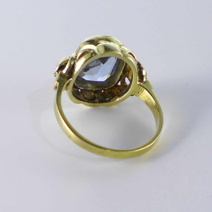 Vergoldeter Ring mit synthetischem Spinell aus den 1930er Jahren