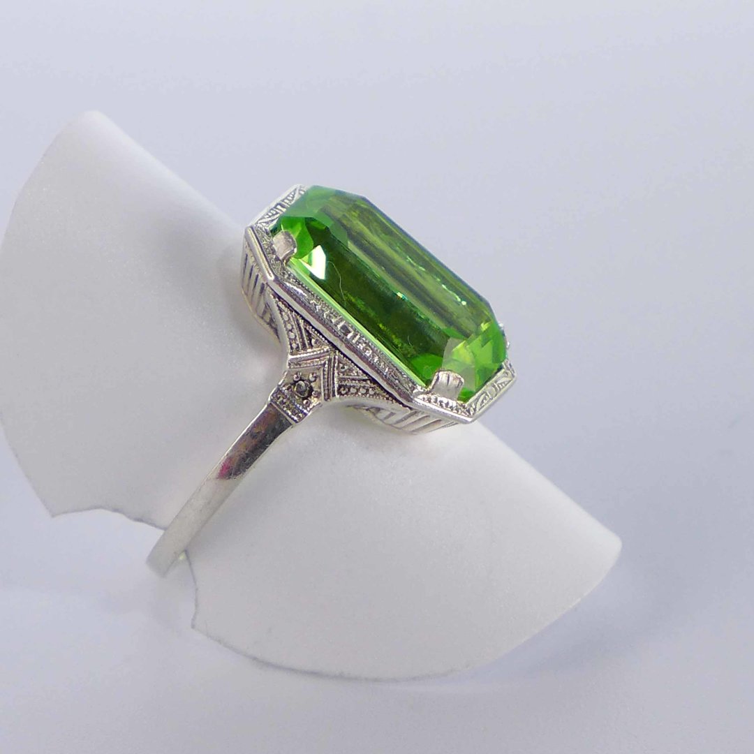 Silberring mit leuchtend grünem Kristallglas