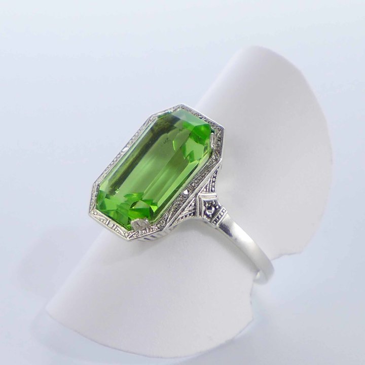 Silberring mit leuchtend grünem Kristallglas