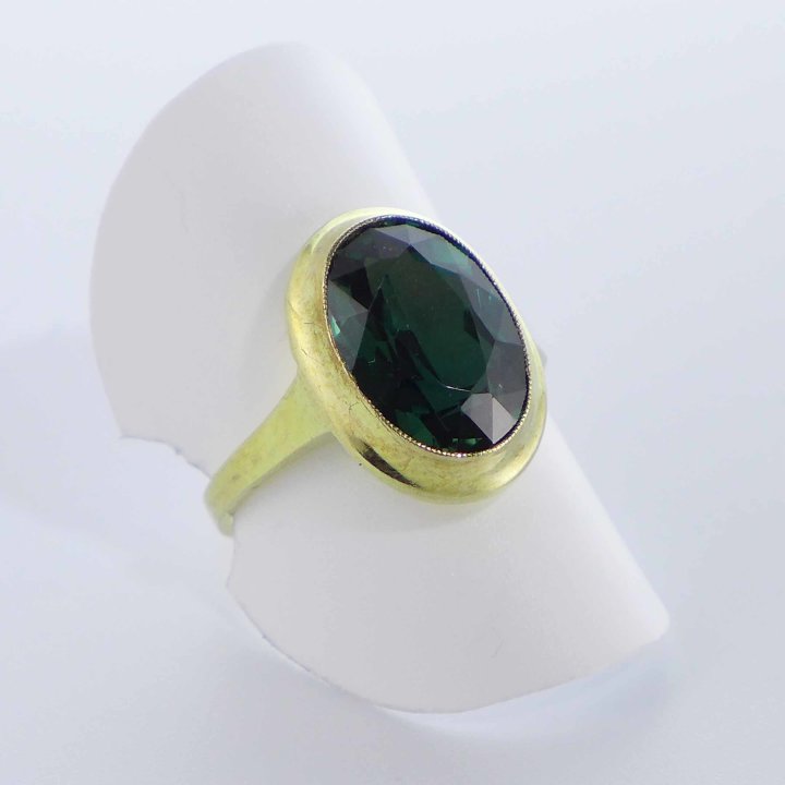 Vergoldeter Ring mit turmalinfarbenem Stein