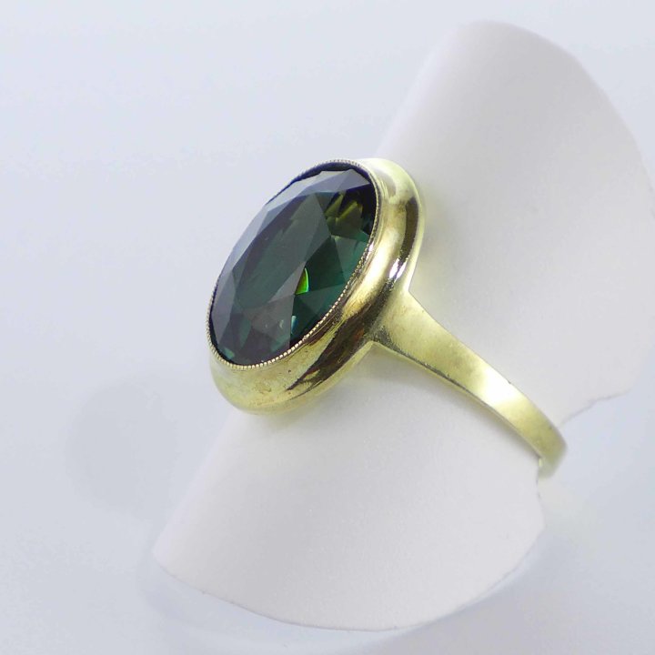 Vergoldeter Ring mit turmalinfarbenem Stein