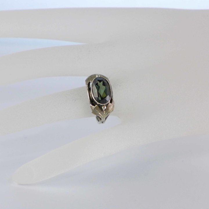 Leaf ring with bottle green stone