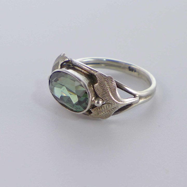 Leaf ring with bottle green stone