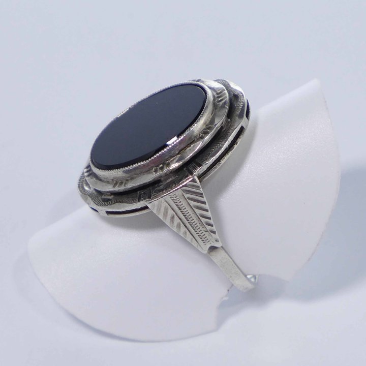 Ovaler Silberring mit Onyx