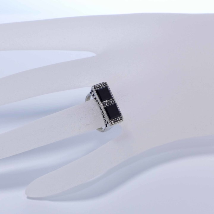 Art Deco ring with onyx