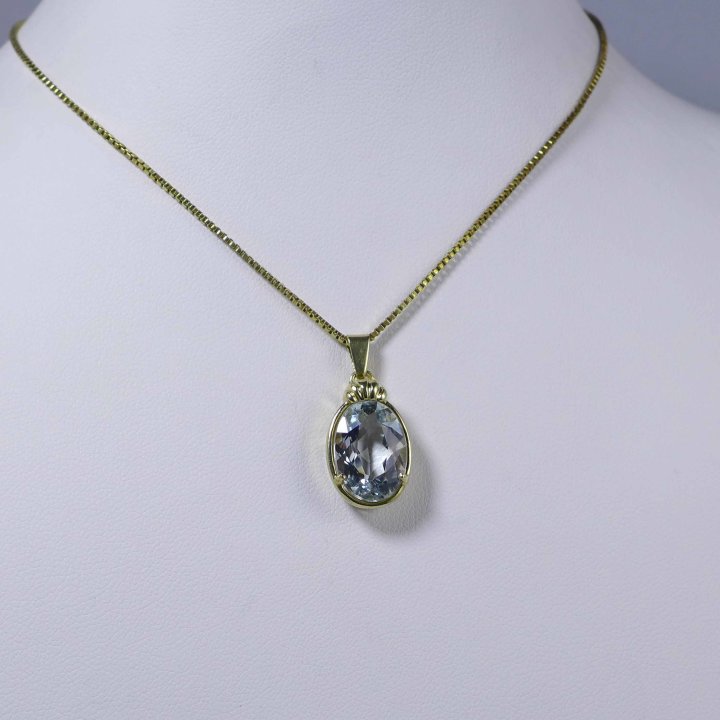 Aquamarine pendant in gold