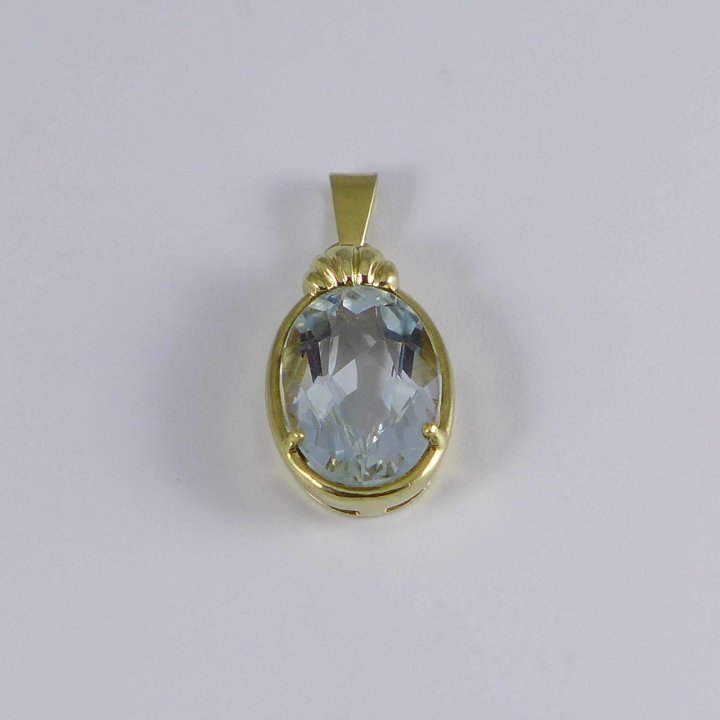 Aquamarine pendant in gold