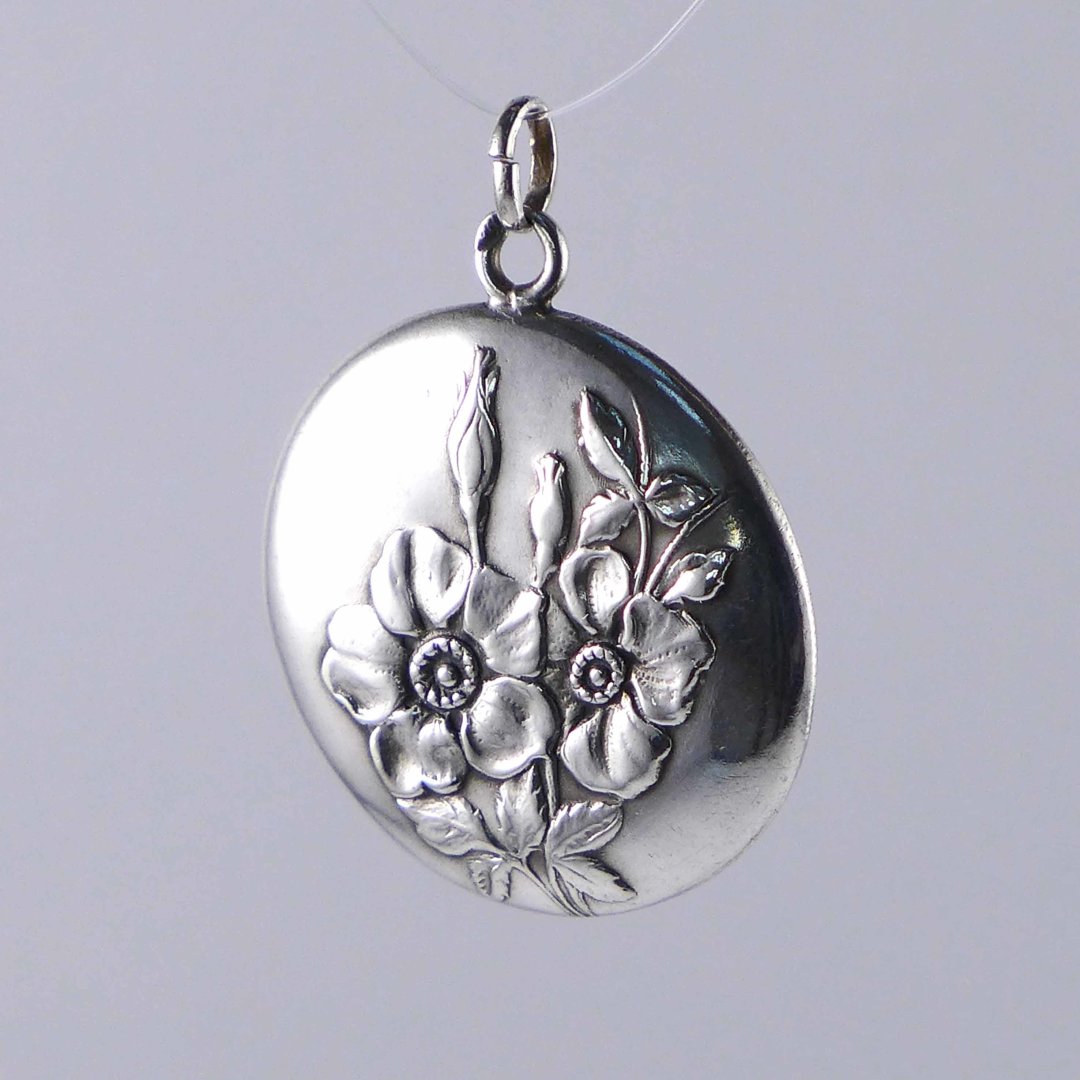 Round pendant with anemones