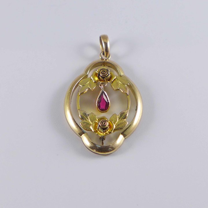 Art Nouveau pendant with roses in gold doublé