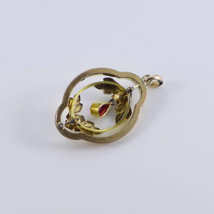 Art Nouveau pendant with roses in gold doublé