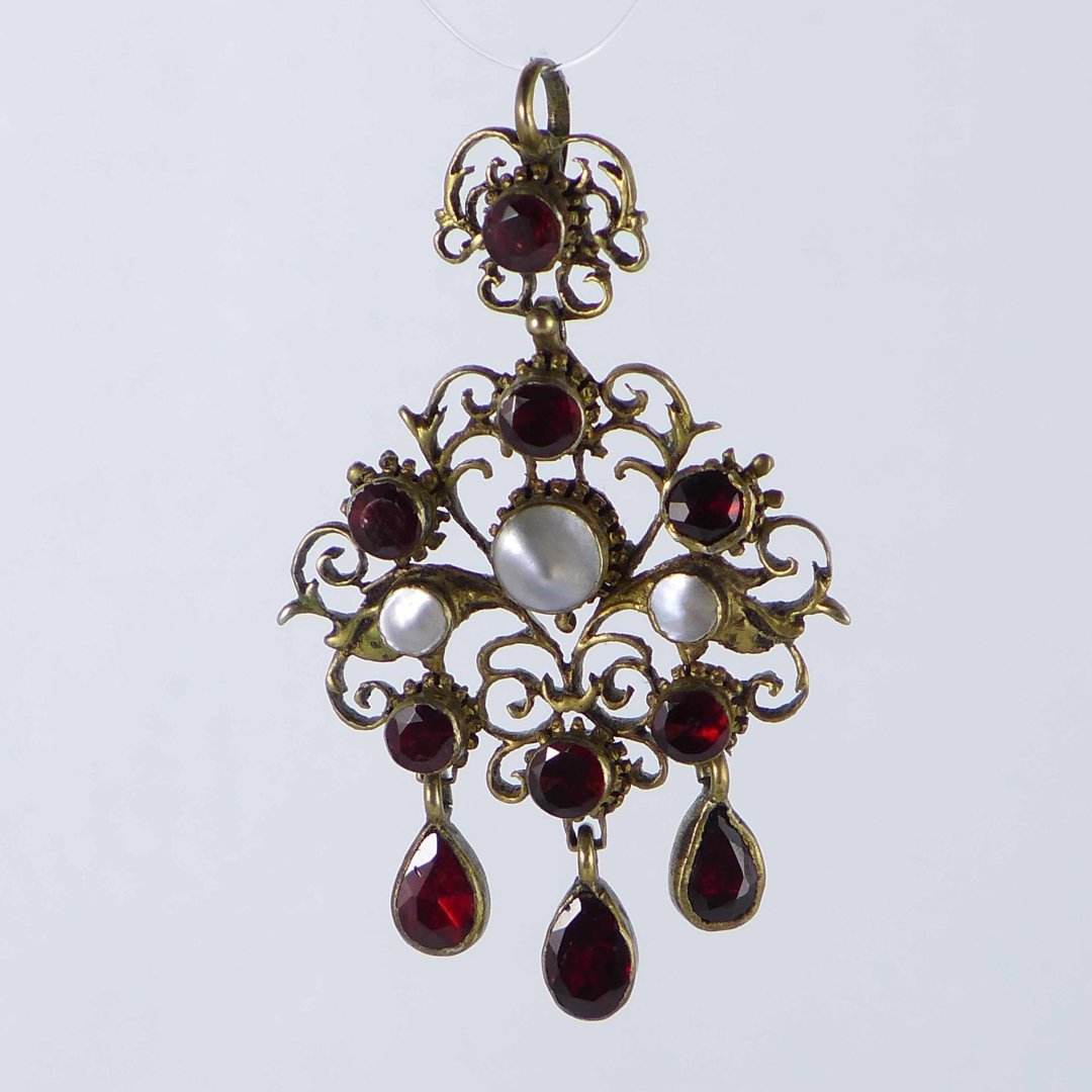 Historism pendant with garnet and mother of pearl