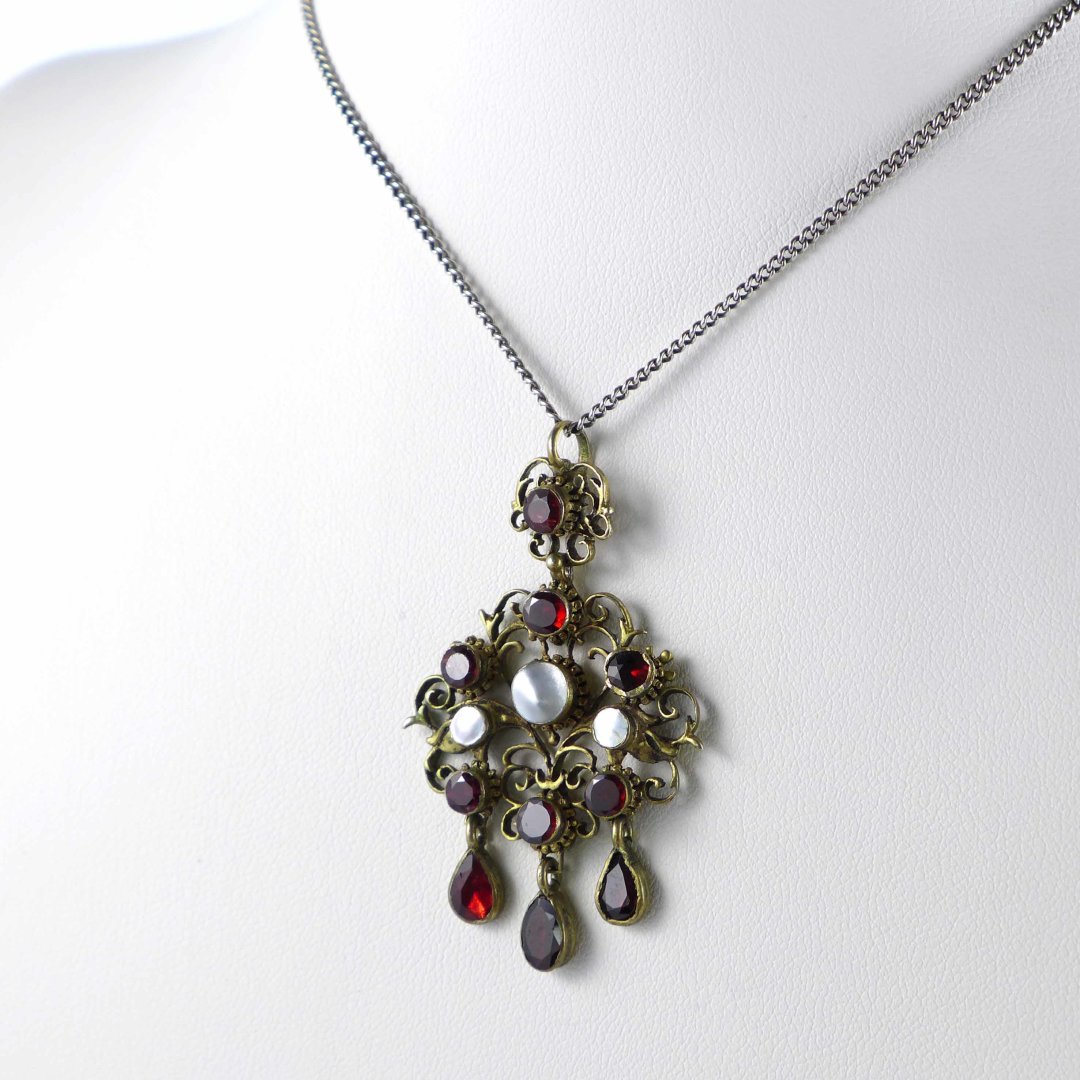 Historism pendant with garnet and mother of pearl