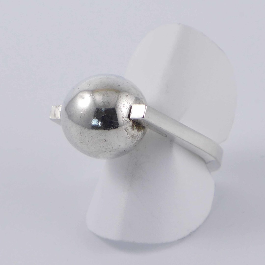 Auran Kultaseppa Oy - Ring with flexible silver ball