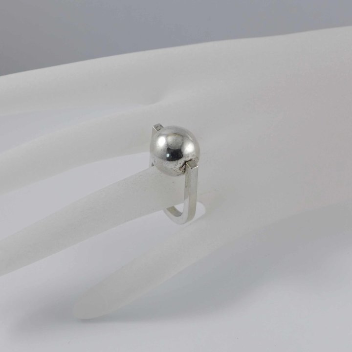 Auran Kultaseppa Oy - Ring with flexible silver ball