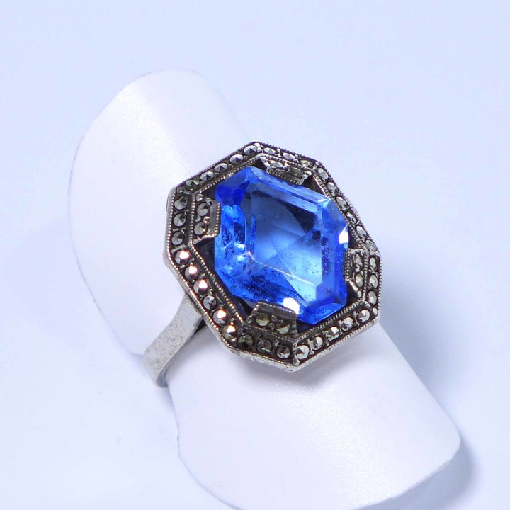 Art Deco Ring mit blauem Kristallglas und Markasiten