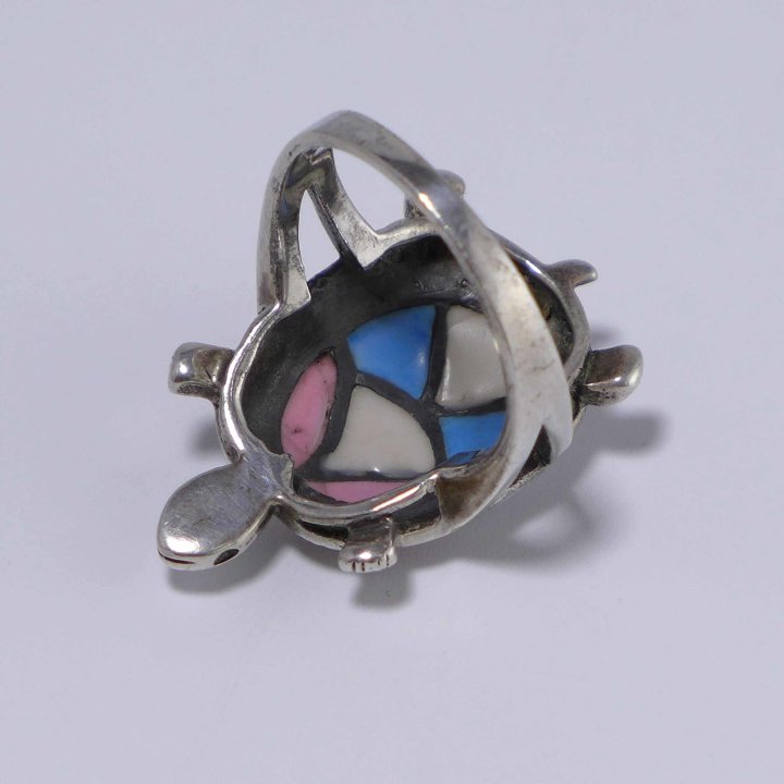 Ring with turtle in mother of pearl