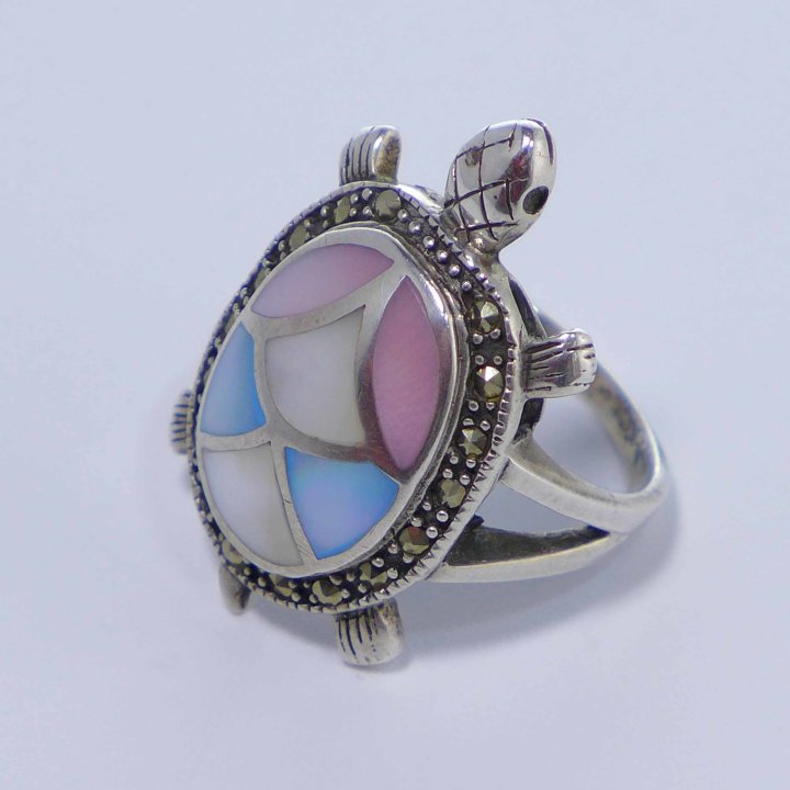 Ring with turtle in mother of pearl