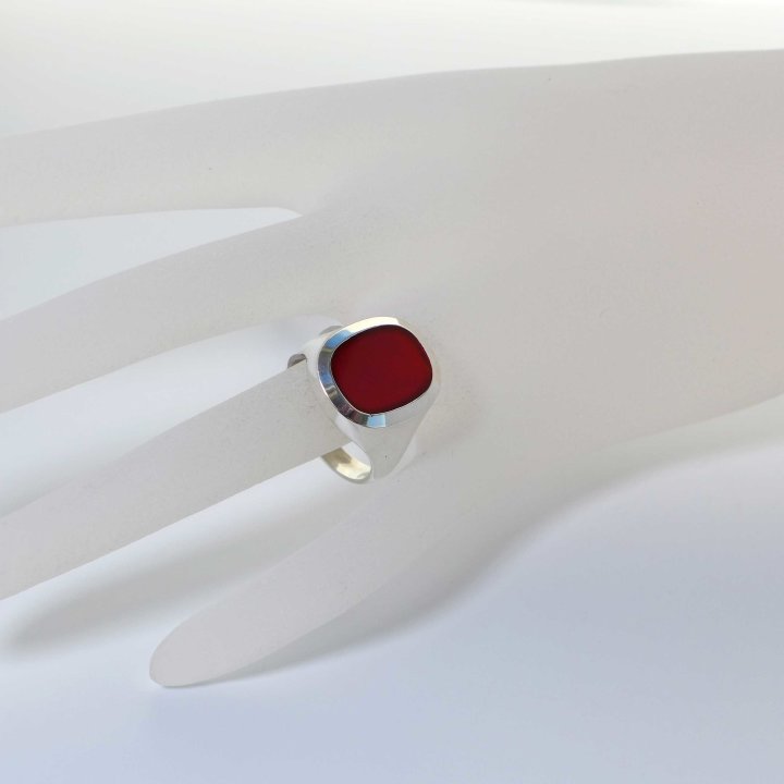 Smooth mens ring in silver with carnelian