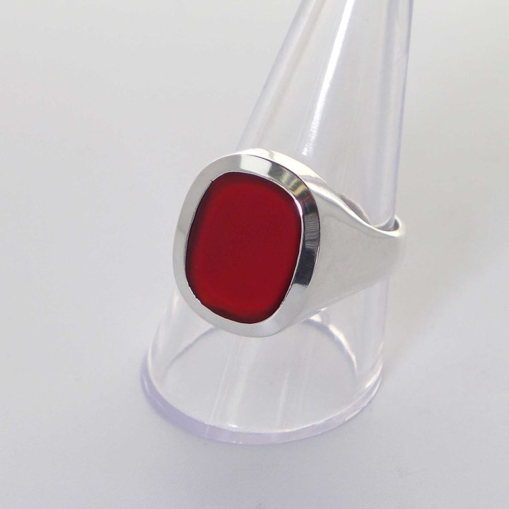 Smooth mens ring in silver with carnelian