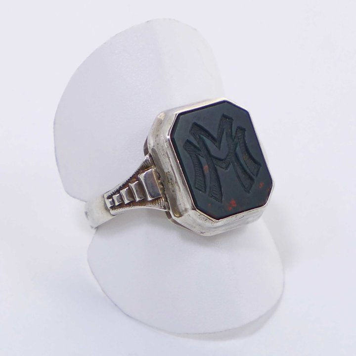 Signet ring with monogram MM or WW