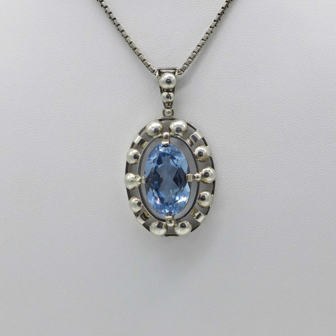 Oval pendant with aquamarine stone