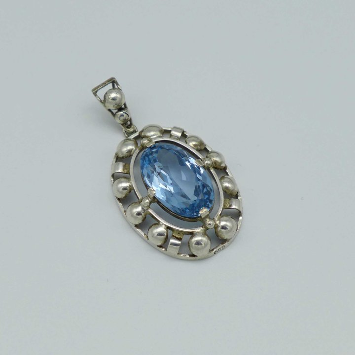 Oval pendant with aquamarine stone
