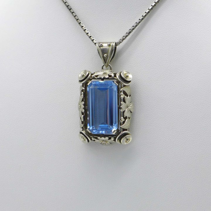 Rectangular pendant with aquamarine stone