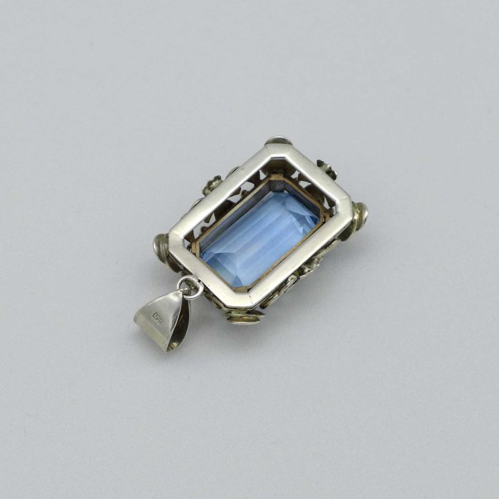 Rectangular pendant with aquamarine stone