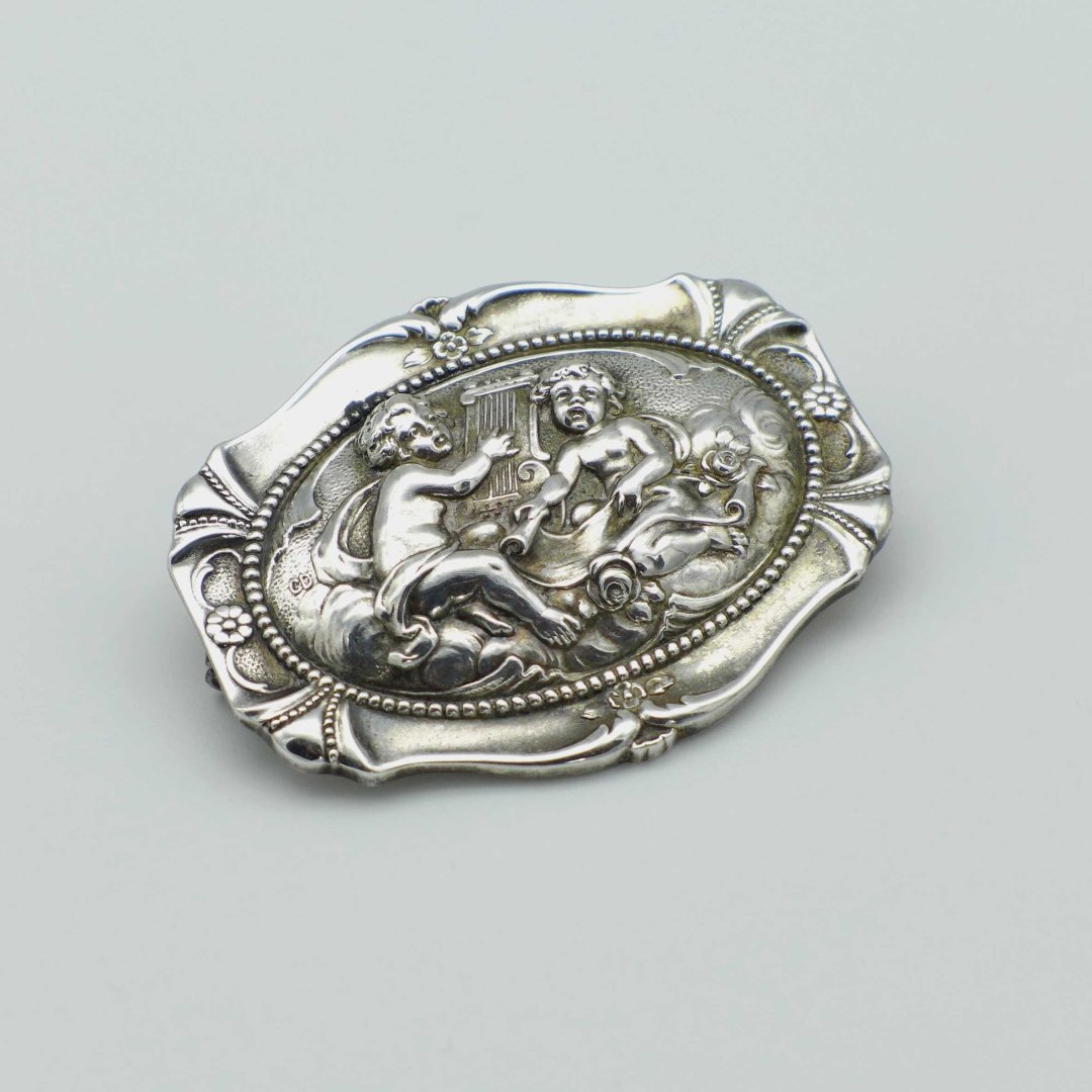 Brooch with music making putti