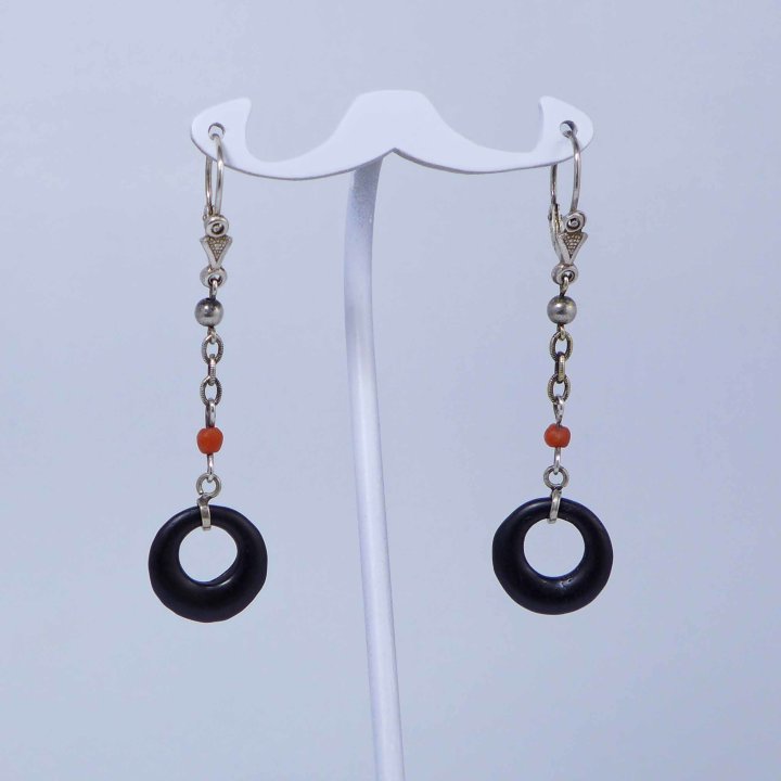 Long earrings with jet and coral