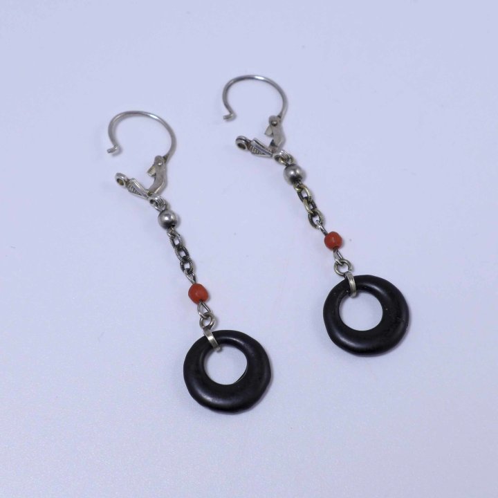 Long earrings with jet and coral