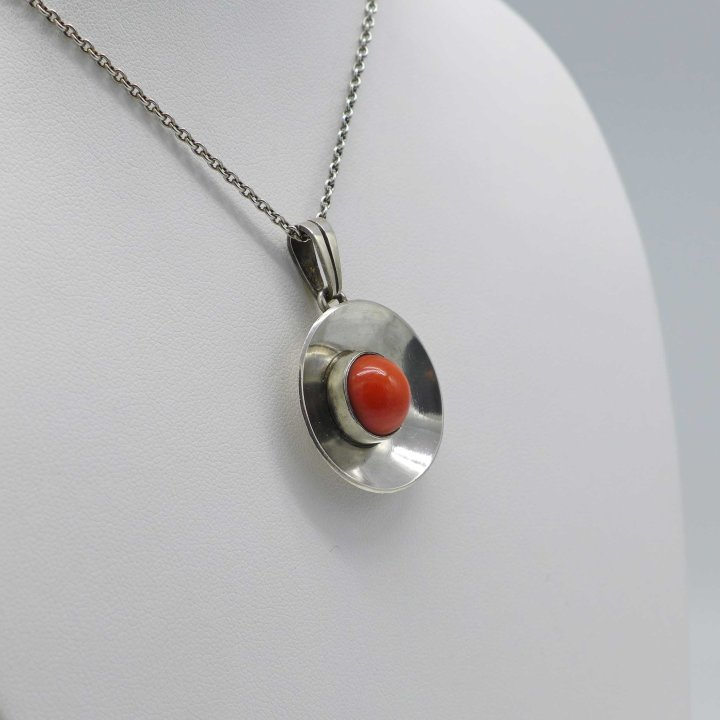 Round pendant with coral