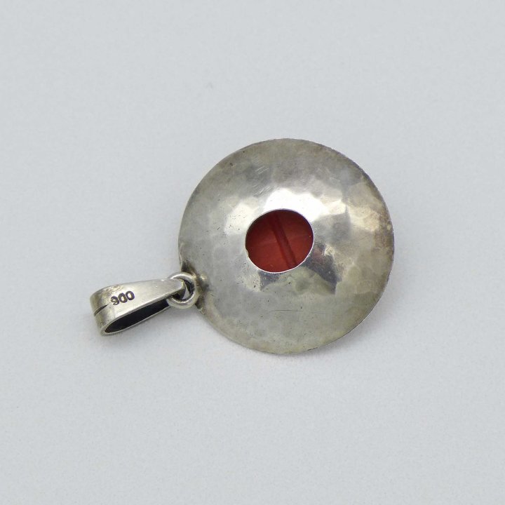 Round pendant with coral