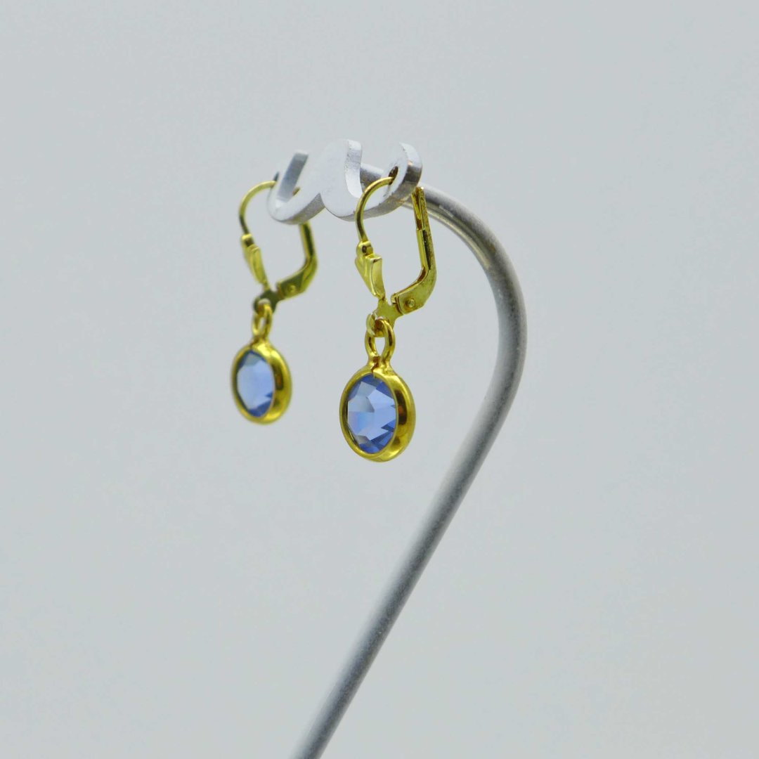 Vergoldete Ohrringe mit hellblauem Stein